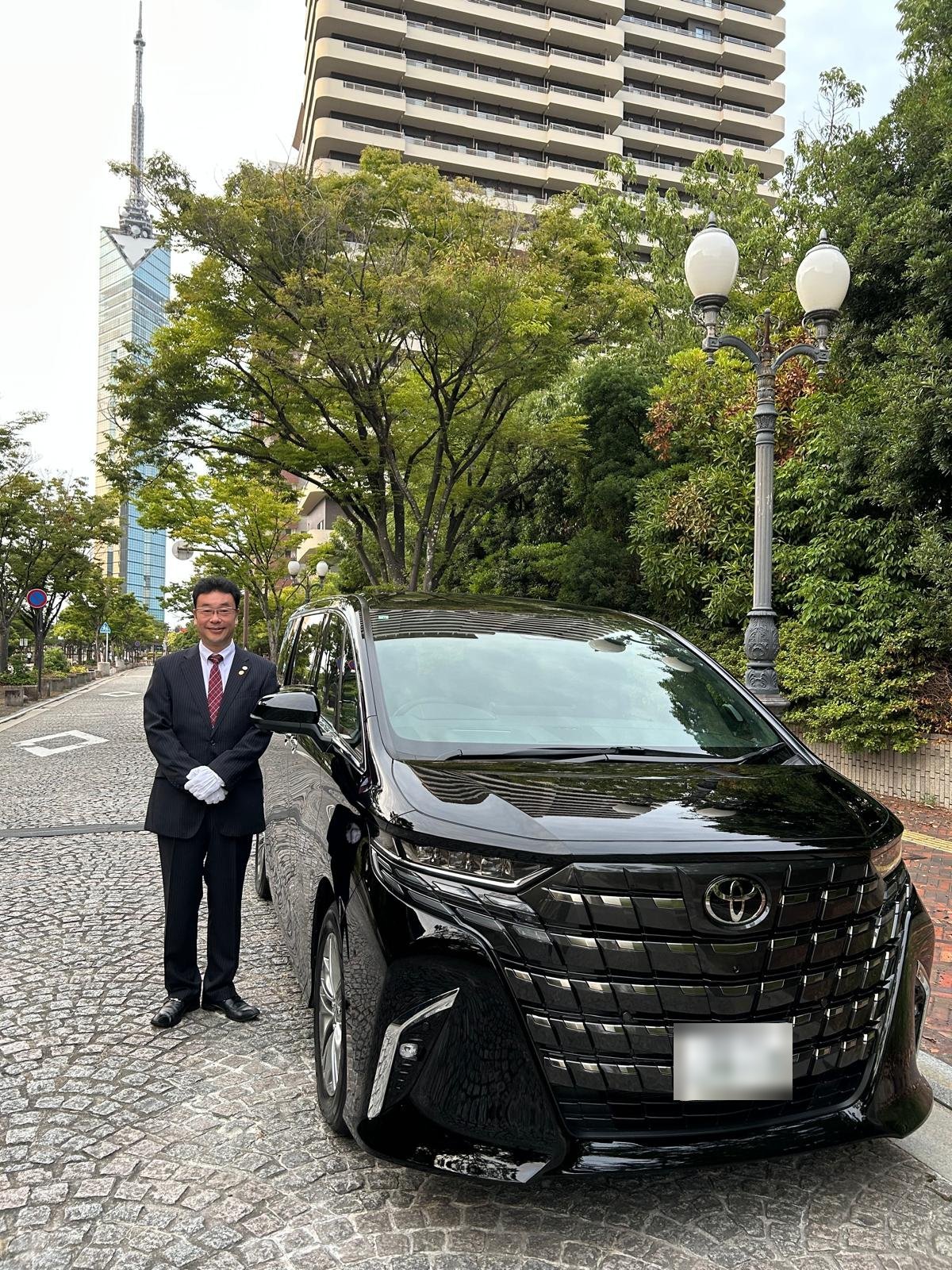 代表 渡 辰夫とアルファード(福岡タワーを背景に)